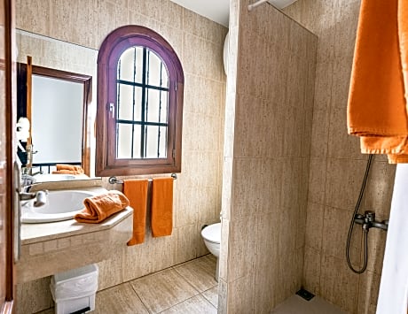 BUNGALOW 2 BEDROOMS 1 BATHROOM CAPACITY 3