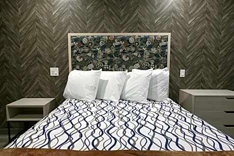 Deluxe Queen Room