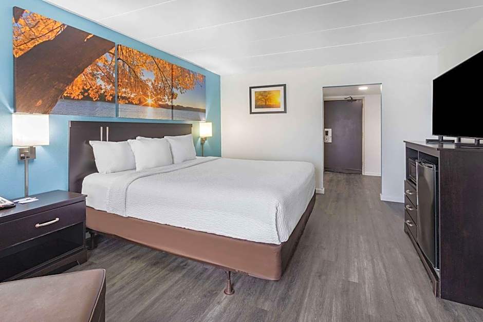 Days Inn by Wyndham Livonia/Canton/Detroit