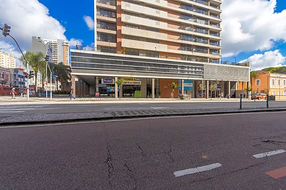 Apto em frente ao shopping com piscina aquecida