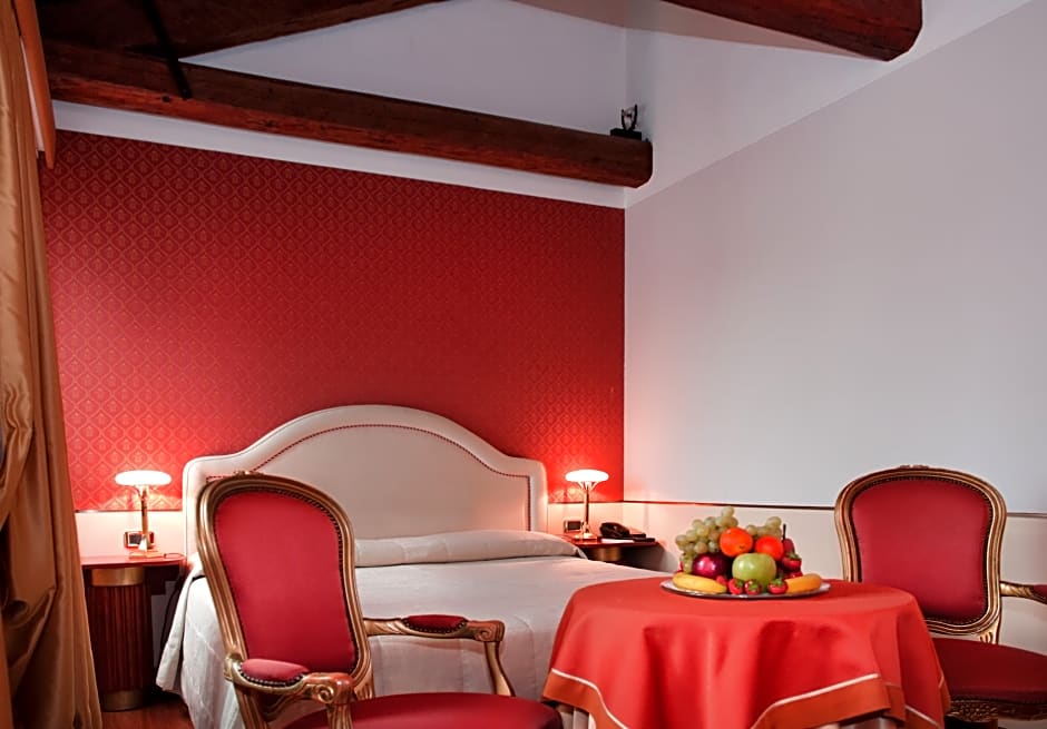 Hotel Monaco & Grand Canal