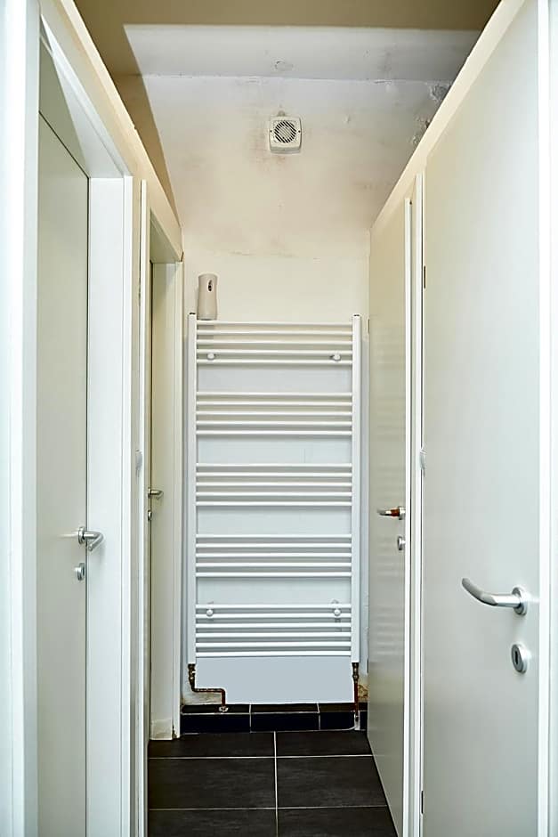 Lovecroatia Zagreb-'Paxnest' HOSTEL, No party! Cozy and quiet! Separated Men and women's Dormitory and Shower room! Indoor shoes provided! Lower beds with curtains for privacy! Maximum 4-5 beds per room! Fully prepared bed sheets! Have Laundry shop