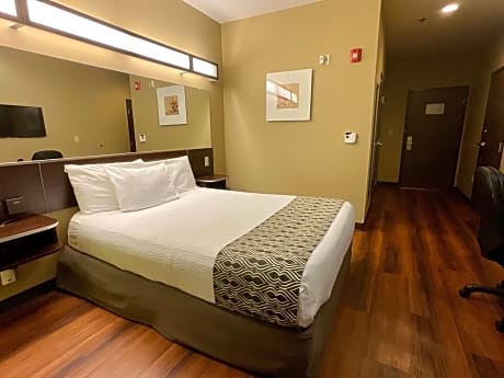 Queen Room with mobility Accessible Tub