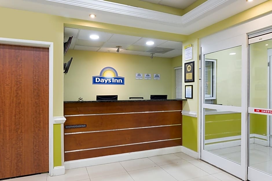 Days Inn & Suites by Wyndham Savannah North I-95