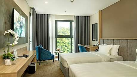 Superior Garden Twin Room with Hill View