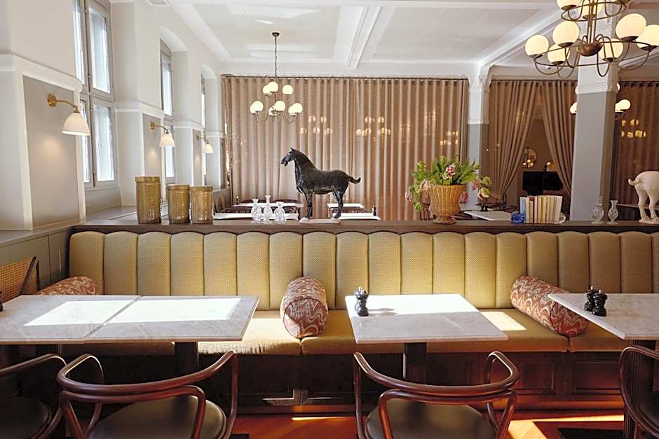 Ascot Hotel