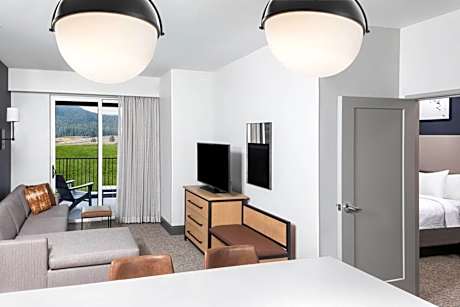 1 Bedroom Suite, 1 King, Balcony