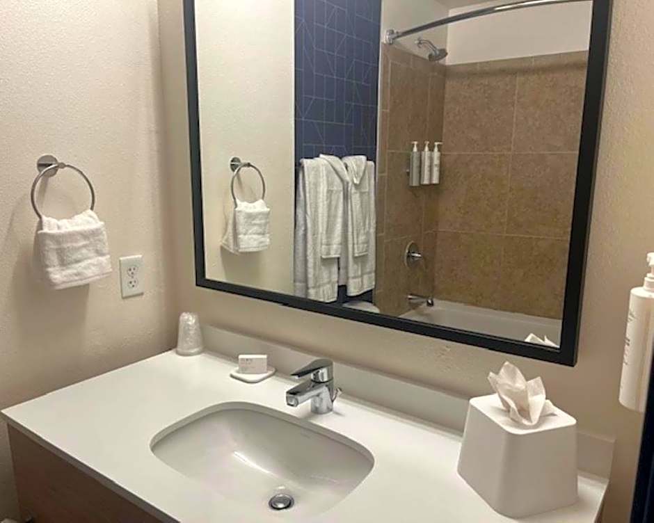 Photo 1 of 7 of 2 Queen Beds, Mobility Accessible, Bathtub