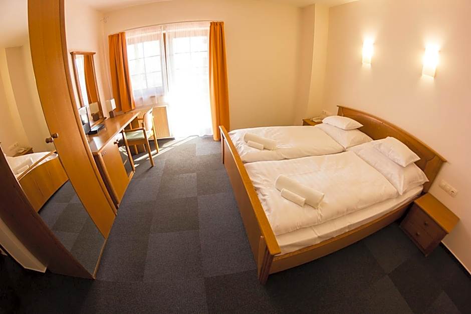 M1 Szekér Csárda Hotel és Étterem