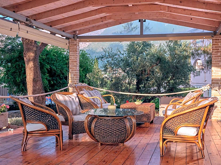 Koukounaria Hotel & Suites