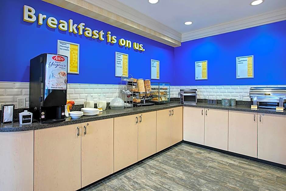 Days Inn & Suites by Wyndham Collingwood