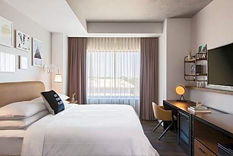 Executive Suite, 1 King, High Floor