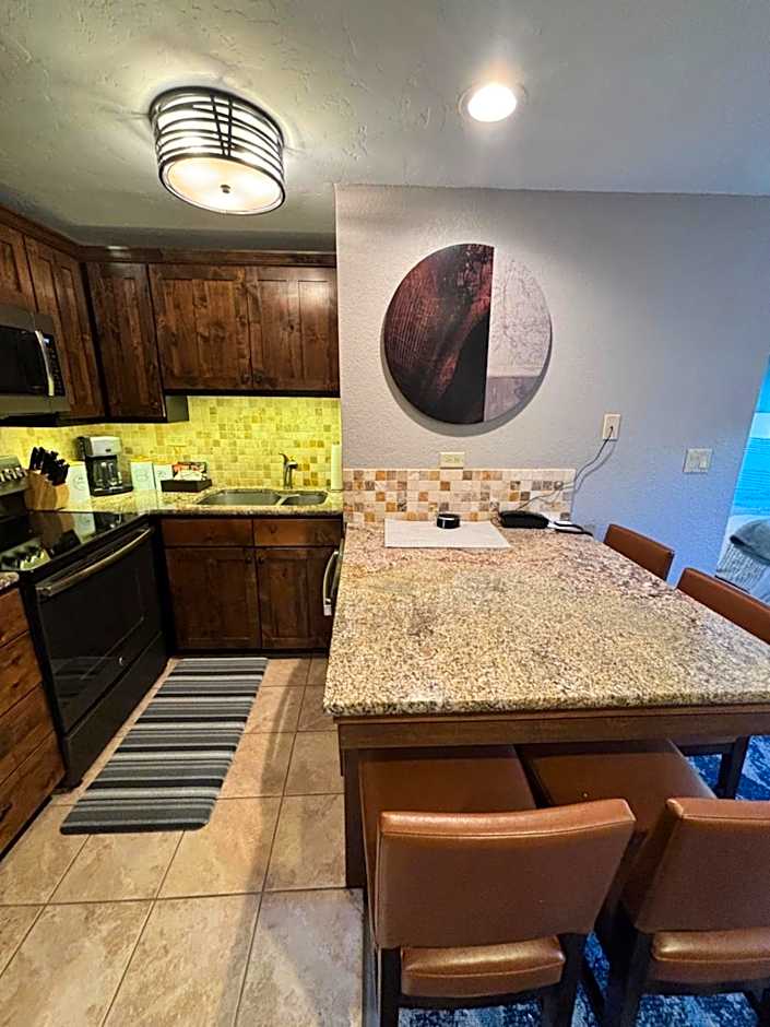 NEW! Marriott Slope View Ski & Summer Luxury Studio Sleeps 4 Full kitchen, Amenities & Paid Parking