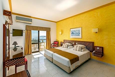 Double or Twin Room with Sea View