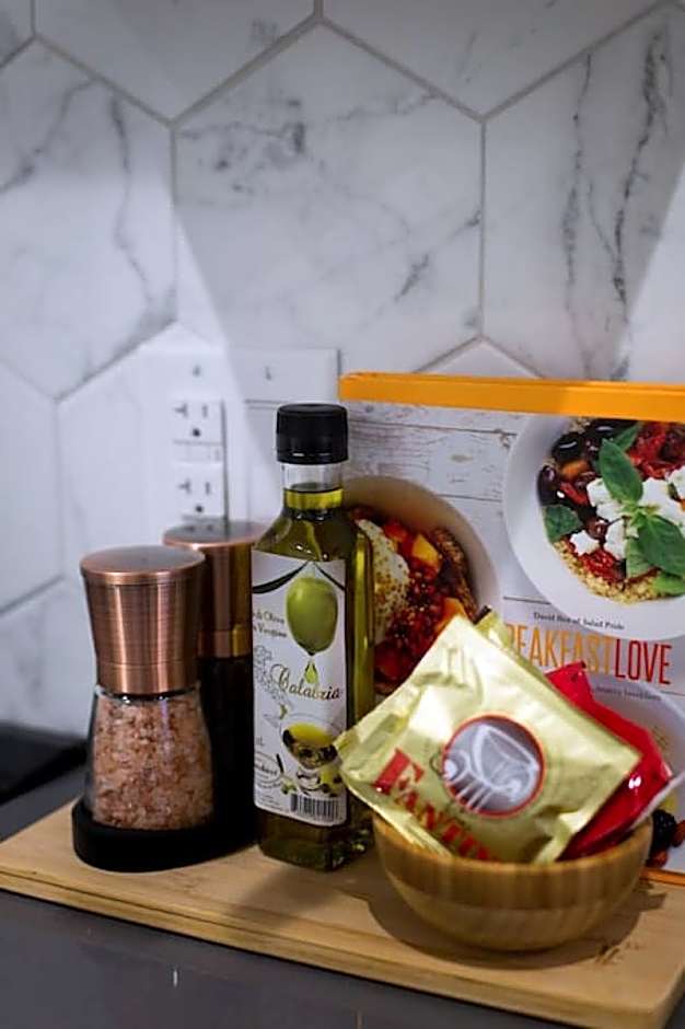 Palms Little Italy Studio with full bathroom by Denstays