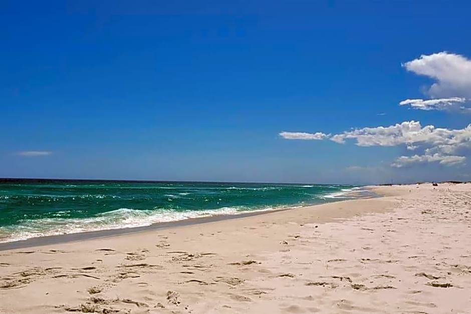 Casa com 4 suítes, cozinha, churrasqueira e praia