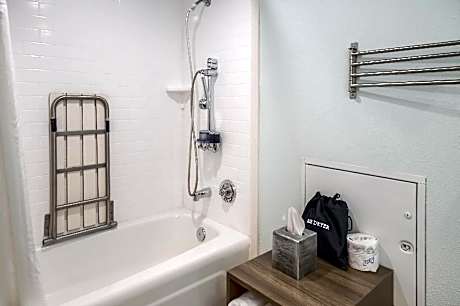 Queen Room with Roll-In Shower - Disability Access/Non Smoking