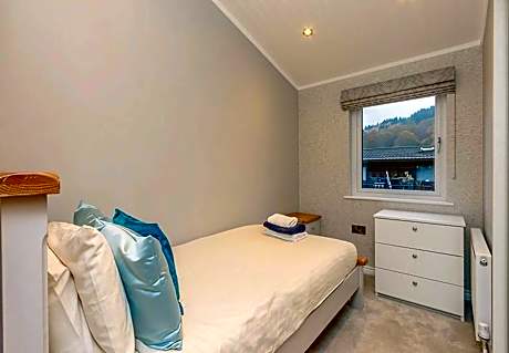 Pet friendly Classic Hot Tub Lodge 2 bed