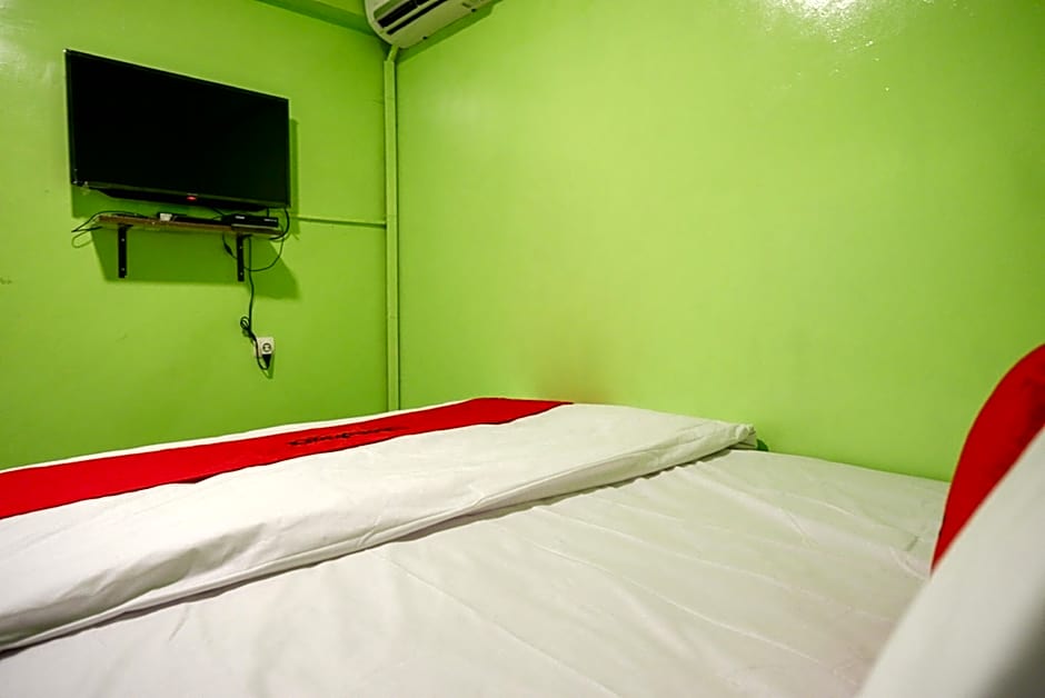 RedDoorz @ Jalan Gatot Subroto Semarang
