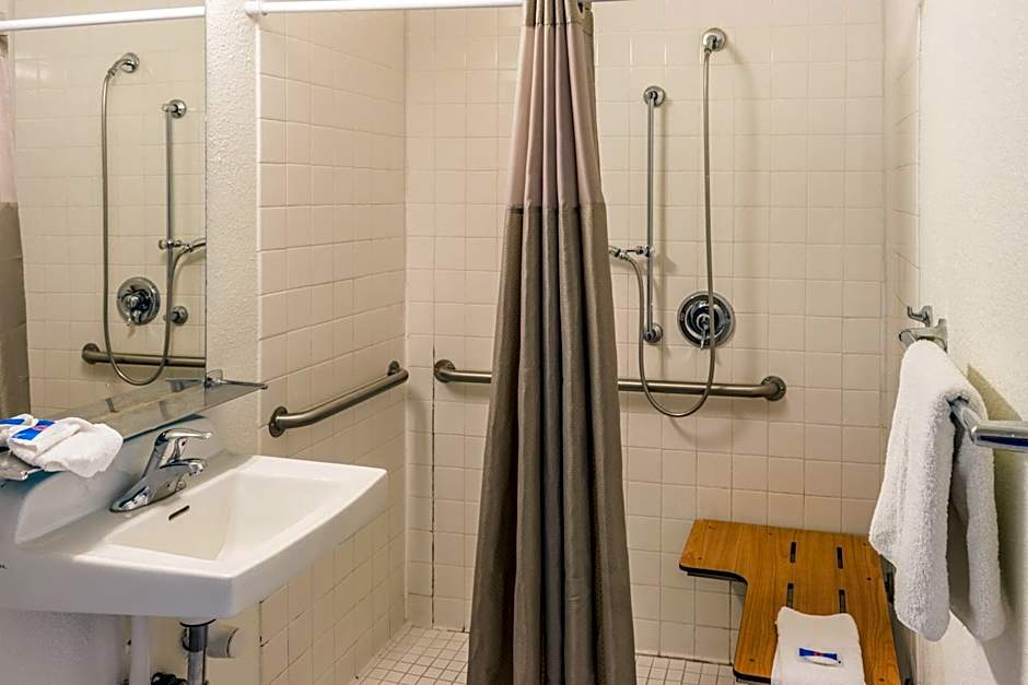 Motel 6-Bakersfield, CA - Convention Center