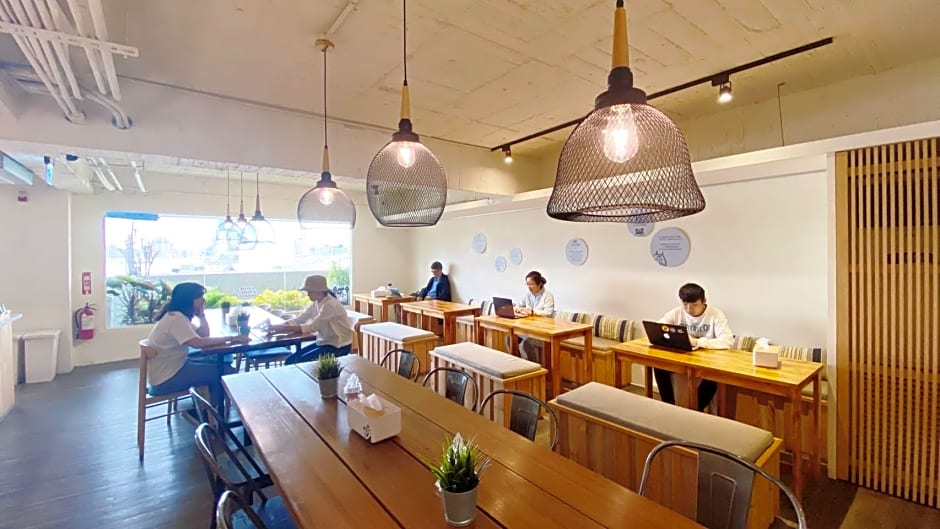 Stray Birds Taichung Hostel