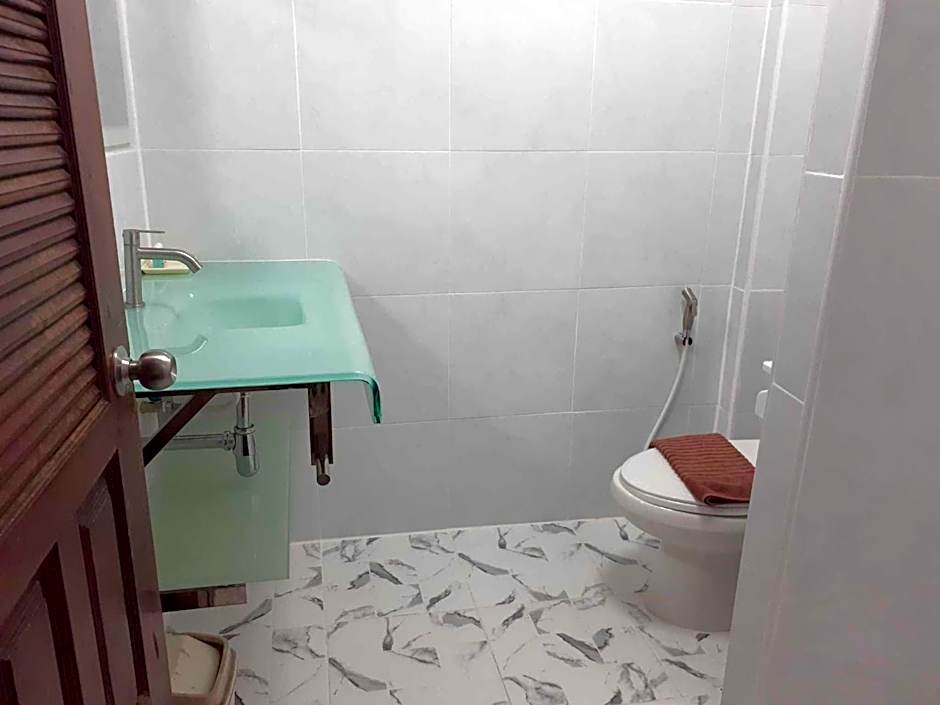 Phratamnak Inn - 100 meter from Beach