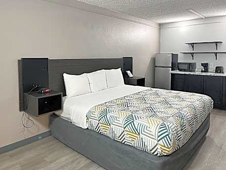 1 Queen Bed | Mob Acc RI Shwr Nsmk Minifridg