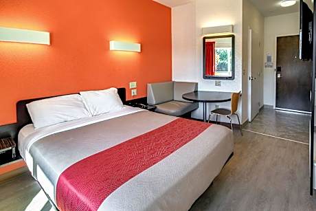 1 Queen Bed | Mobil Access Tub Nsmk Micfridg