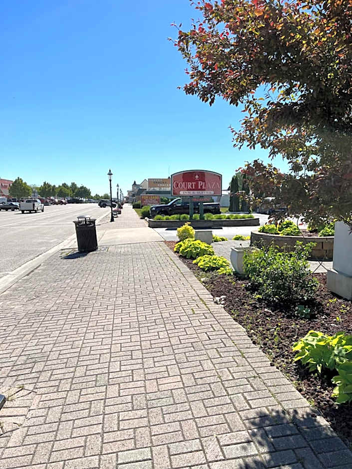 Court Plaza Inn & Suites of Mackinaw