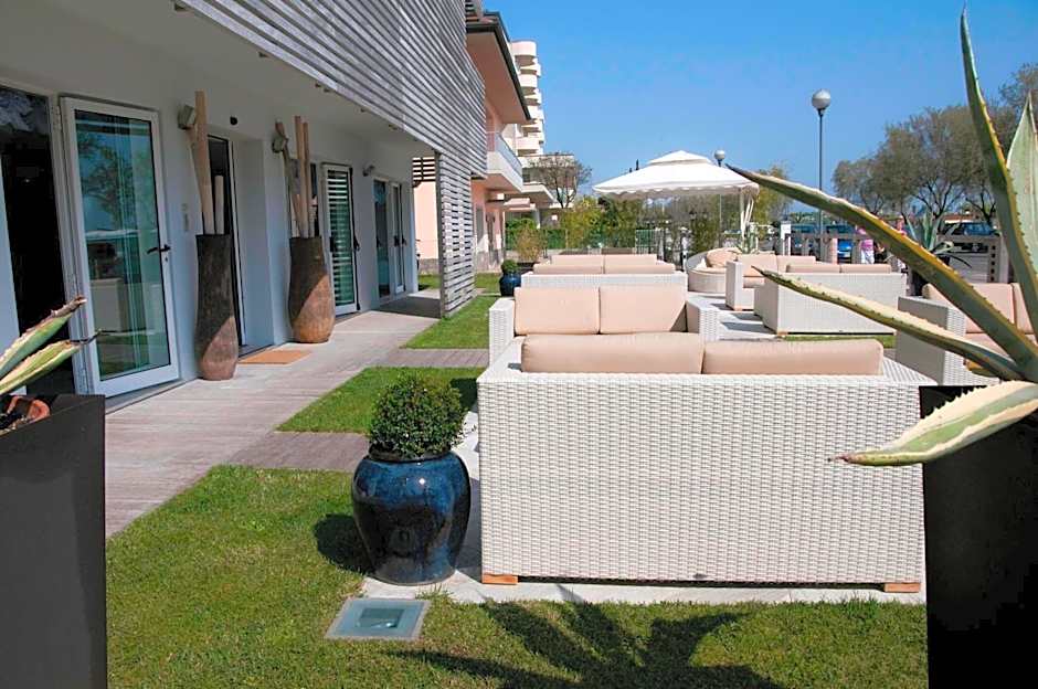 Kiss Beachfront Hotel & Restaurant