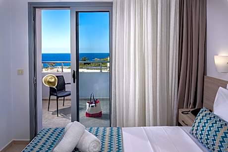 Apartment with Pool View