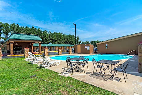 Travelodge by Wyndham Macon West