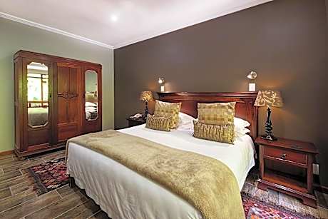 Room 4 - Lagoon Facing Room