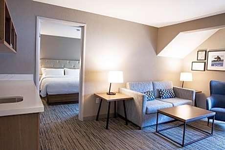Larger King Room with Sofa Bed and Adapted Tub – Mobility and Hearing Accessible