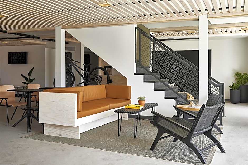 Slackline Moab, Outset Collection by Hilton