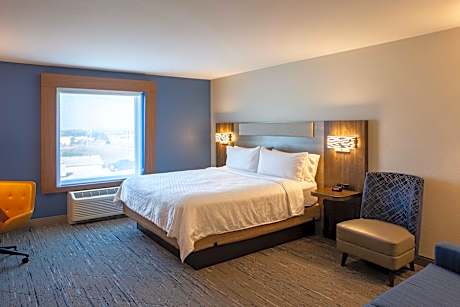 Standard King Room with Roll-in Shower - Mobility Accessible