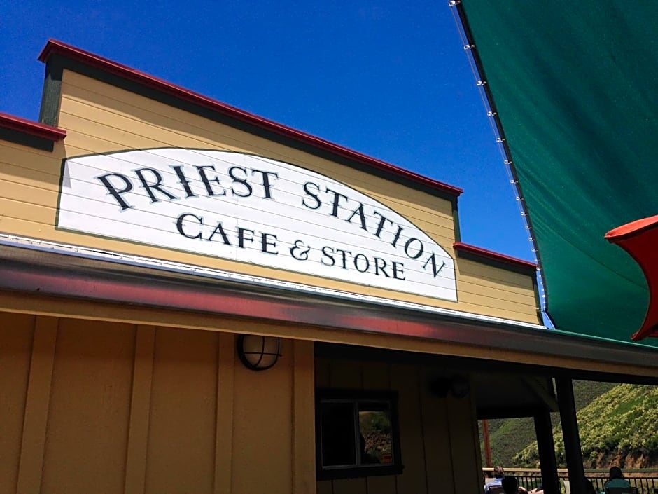 Priest Station Cafe & Cabins