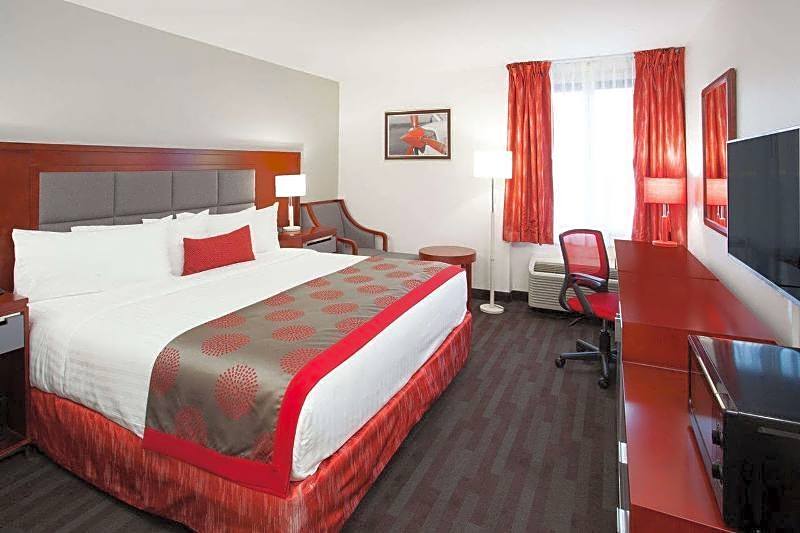 Ramada Plaza by Wyndham Chicago North Shore