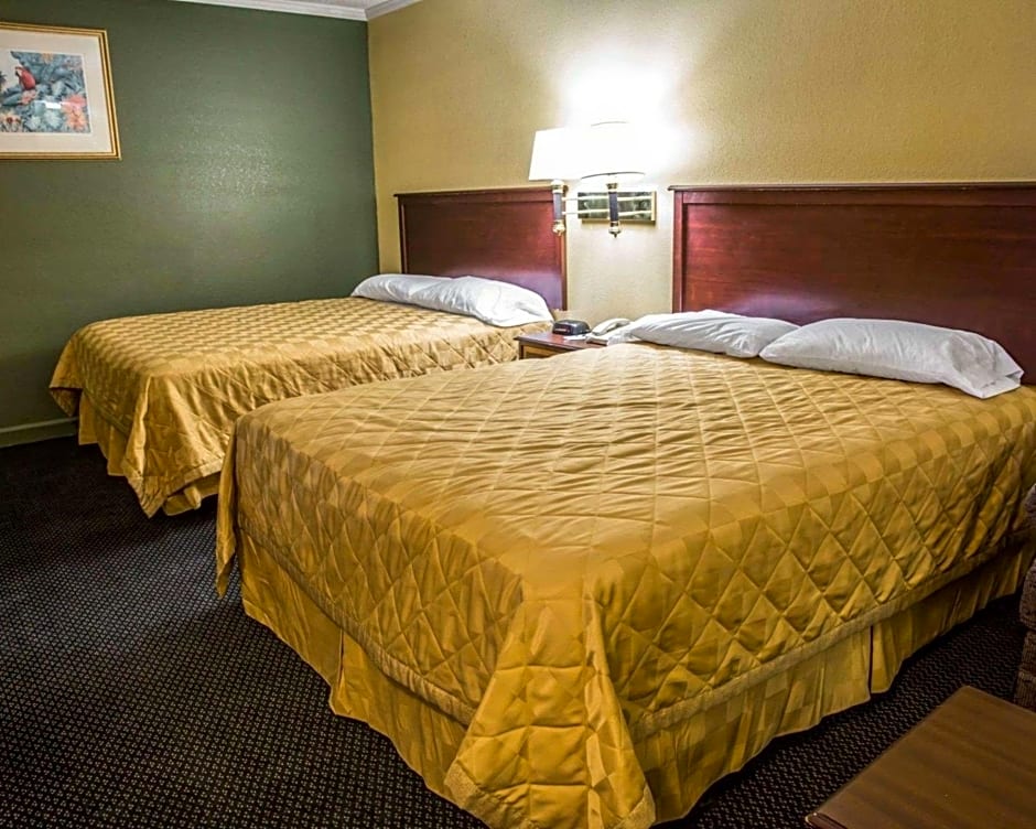 Rodeway Inn & Suites Plymouth Hwy 64