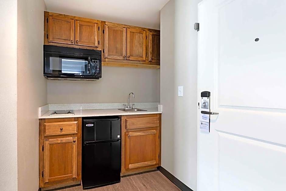 Photo 1 of 4 of 1 King Bed, Mobility Accessible, Roll in Shower