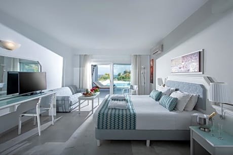 Suite With Private Pool and Sea View