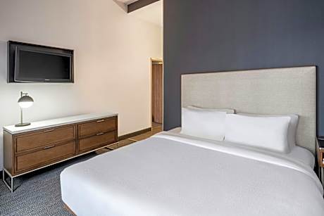 1 Bedroom 2 room Suite, 1 King, Sofa bed
