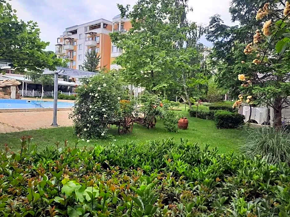 Apartment in Sunny beach, Complex Sun Village, 80 qm, 2 bedrooms & living room near to the beach, SWIMMING POOL, garden