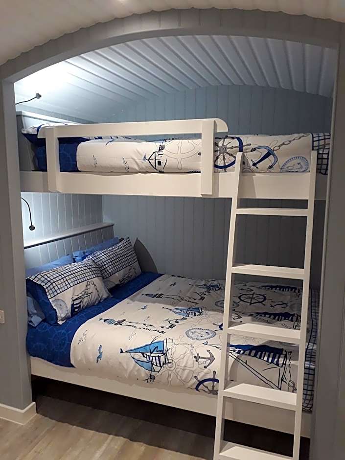 Allibella Shepherds Hut, Amazing Seaview, Private garden, Pet Friendly