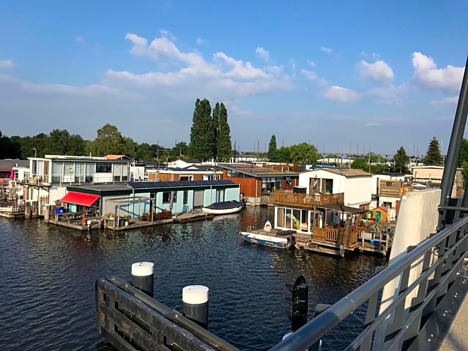 Houseboat apartment with water terrace, free parking, free bikes & fast wifi