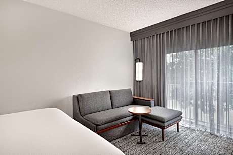 Executive King, Guest room, 1 King, Courtyard view