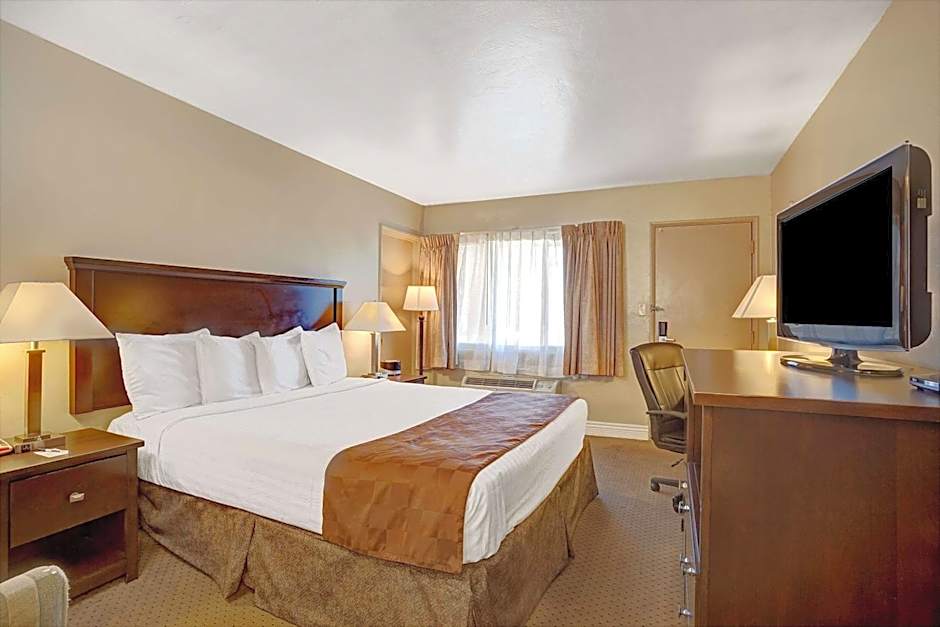 Travelodge by Wyndham Everett City Center