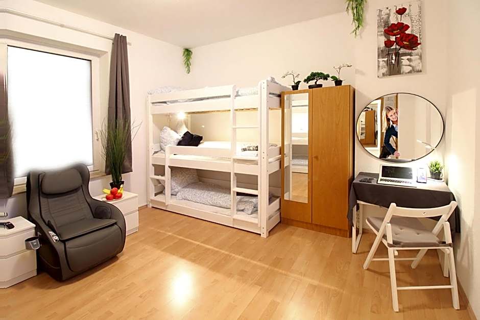 Hotel Ulm Zentrum - Komplettes Zimmer, Hochbett, Android TV & eigenem Bad - perfekt für Familien & Gruppen