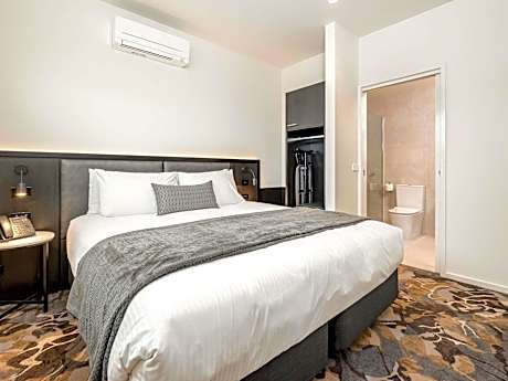 Deluxe king bed room