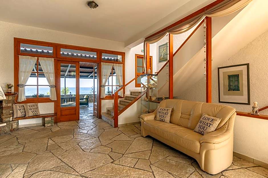 Grekis Beach Hotel and Apartments